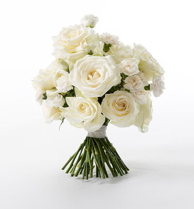 Hvit stilren brudebukett med hvite blomster Hvit stilren brudebukett med hvite blomster